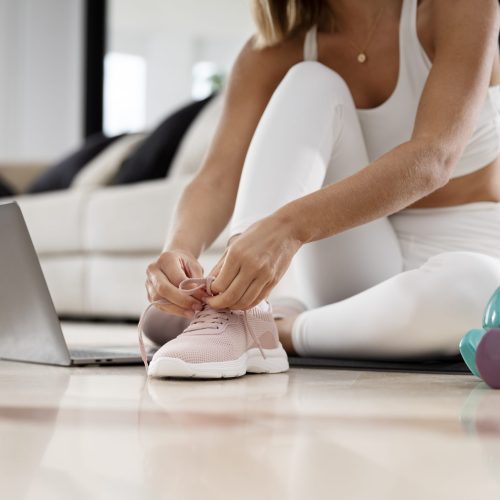 cerrar-mujer-atarse-los-cordones-de-los-zapatos